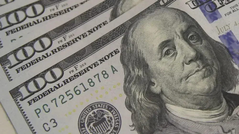 Dólar fecha a R$ 5,11 e semana fica estável; Ibovespa cai